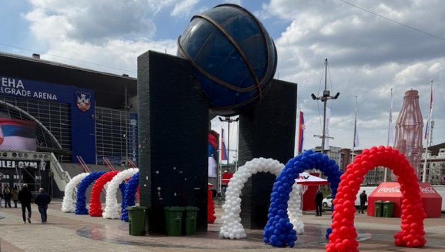 СВЕ ЈЕ СПРЕМНО ЗА СКУП У 16 ЧАСОВА: Овако изгледа испред Београдске Арене (ВИДЕО)