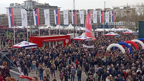 STIGLE SU I PRVE PROCENE O BROJU: Pogledajte koliko je ljudi ostalo ispred Arene (VIDEO)