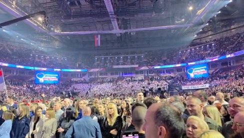 НЕВЕРОВАТНЕ СЦЕНЕ СА СКУПА СНС: Ори се Ацо Србине и Косово је срце Србије (ВИДЕО)