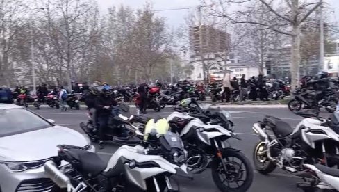 HILJADE BAJKERA PRISTIGLO NA SKUP SNS: Ogromne kolone motocikala ispred Beogradske arene (VIDEO)