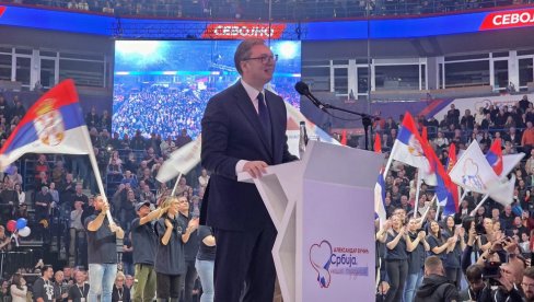 VUČIĆ O TRANSPARENTU U ARENI: Samo ste stajali i pobedili, a Srbiju sačuvali (FOTO)