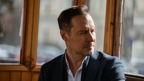 БИЈЕЛИМ РУЗМАРИНОМ СВИ ОДУШЕВЉЕНИ: Пеђа Јовановић посветио песму Халиду Бешлићу (ФОТО)