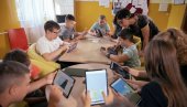 ĐACI DEBATUJU O ZABRANI MOBILNIH TELEFONA: Zaštitnik građana najavio konsultacije sa decom, nastavnicima i roditeljima