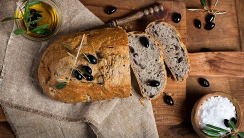 ХИЛАНДАРСКИ ХЛЕБ СА МАСЛИНАМА: Рецепт који носи дух манастирске кухиње