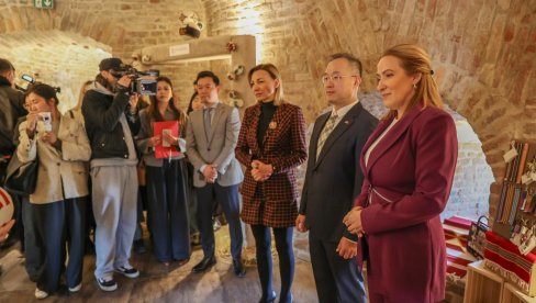 SRBIJA DOBIJA SUVENIR KOJI SPAJA TRADICIJU, DIPLOMATIJU I TURIZAM: Posebnu pažnju posvećujemo ekonomskom osnaživanju žena (FOTO/VIDEO)