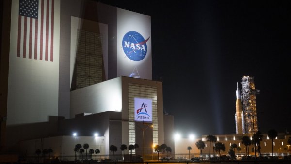 ЗАШТО СЕ АМЕРИКА МУЧИ ДА СЕ ВРАТИ НА МЕСЕЦ? Ево за ким је у заостатку