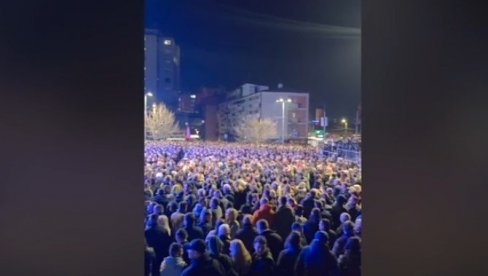 ВИШЕ ОД 10.000 ЉУДИ НА ТРГУ У ВРАЊУ: Масе људи присуствују обележавању Дана сећања на стардале у НАТО агресији (ВИДЕО)