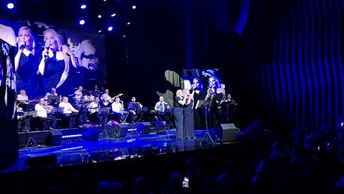 NAJDRAŽA SPECIJALNA GOŠĆA: Snežana Đurišić sa ćerkom Majom Živković zapevala na koncertu (FOTO)