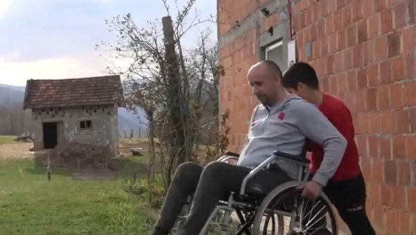 БОРБА САМОХРАНОГ ОЦА ИЗ КОТОР ВАРОША: Горан жели да прохода због сина, потребна му помоћ за лечење