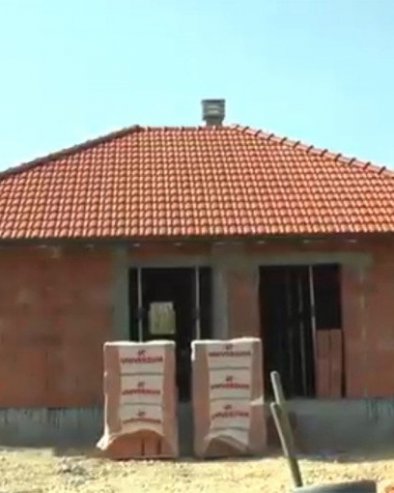 ДОК СИМПАТИЗЕРИ СНС ГРАДЕ ДОМ ЗА ДЕЦУ И ВРАЋАЈУ ДОСТОЈАНСТВО ПОРОДИЦИ: Блокадери расипају милионе на хаос, дрогу и личне ужитке (ФОТО/ВИДЕО)