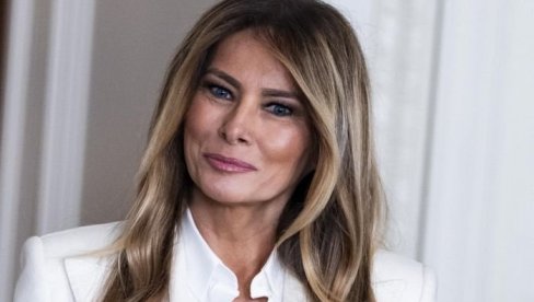 МЕЛАНИЈА ТРАМП УШЕТАЛА СА РОБОТОМ У БЕЛУ КУЋУ: Обукла бело одело, Брижит Макрон нико није ни приметио (ВИДЕО)