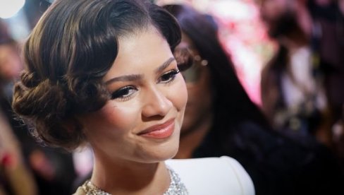 КАДА МИСЛИМО ДА НЕ МОЖЕ БОЉЕ, ОНА ОДЕ КОРАК ДАЉЕ: Зендеја се појавила на премијери у стајлингу који обара с ногу (ФОТО)