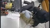 НЕВЕРОВАТАН СНИМАК ПОКУШАЈА ПЉАЧКЕ У МОСТАРУ: Храбра продавачица голим рукама зауставила наоружаног пљачкаша