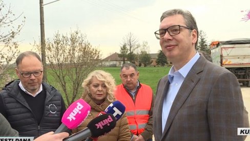VUČIĆ U KULI: Veliki broj meštana Kruščića čeka predsednika (VIDEO)