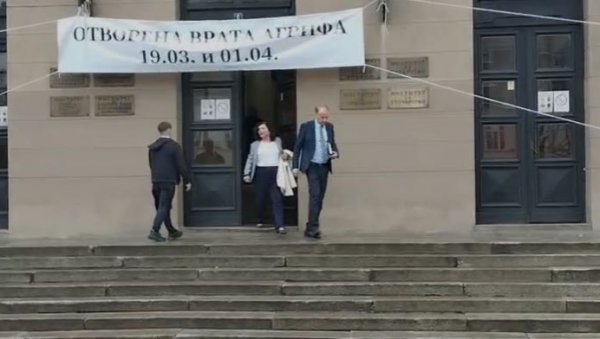 РЕКТОРЕ, ШТА ТАЧНО СЛАВИШ У ДАНУ КАД ЈЕ ПОГИНУЛА СТУДЕНТКИЊА? Ђокић побегао од новинара (ВИДЕО)