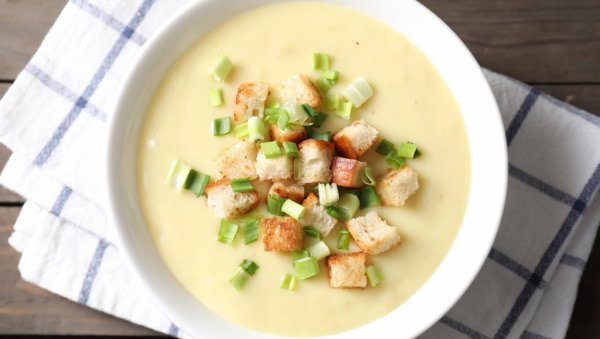 МЛАДИ ЛУК ЗА СНАЖАН ИМУНИТЕТ: Пролећна крем чорба