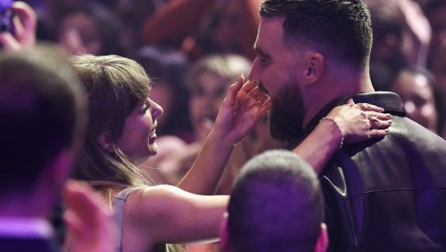 GODINAMA SU U VEZI, A SADA SU PO PRVI PUT ZAJEDNO NA CRVENOM TEPIHU: LJubav Tejlor Svift i Trevisa Kelsija cveta (FOTO)