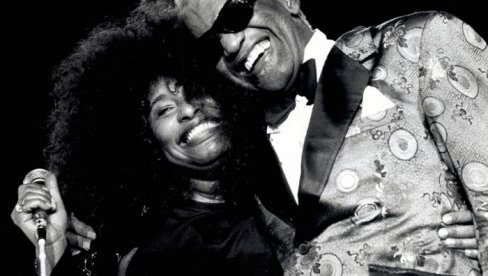 ИМА ЈЕДАН ОД НАЈМОЋНИЈИХ ГЛАСОВА НА СВЕТУ, ЈЕДНА ТРАГЕДИЈА ЈОЈ ЈЕ ОБЕЛЕЖИЛА ДОМ: Невероватна животна прича једне једине Чаке Кан