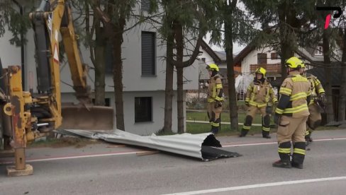 VETAR ČUPAO STABLA I KROVOVE: Više od 500.000 ljudi pod crvenim upozorenjem, vanredna situacija u Sloveniji (FOTO/VIDEO)