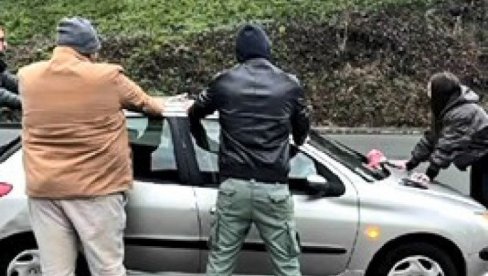 ПОХАПШЕНИ БЛОКАДЕРИ У СЕВОЈНУ: Припремали хаос на дан избора, полиција им нашла ножеве, бакље и палице