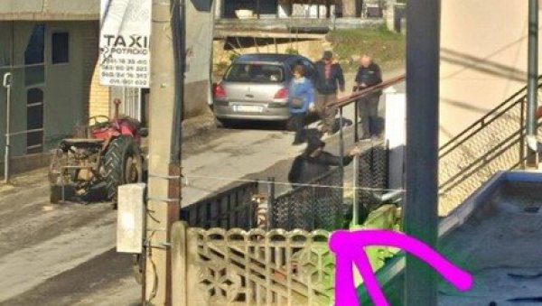 ШОК У КЛАДОВУ: Блокадер са мотком кренуо ка изборном месту