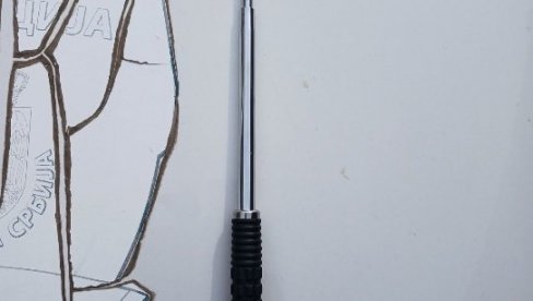 BLOKADERI SPREMILI DRVENE I TELESKOPSKE MOTKE ZA GLASAČE: Navodili da su to kupili zato što se osećaju ugroženo