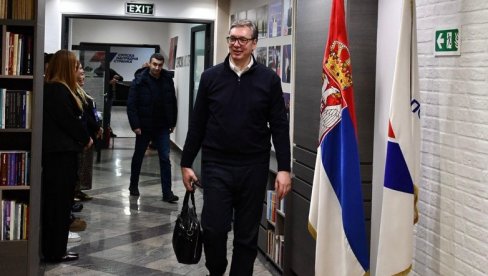 Vučić stigao u sedište SNS-a na Novom Beogradu (FOTO)