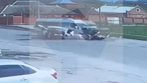 (УЗНЕМИРУЈУЋИ ВИДЕО) Тешка саобраћајна несрећа