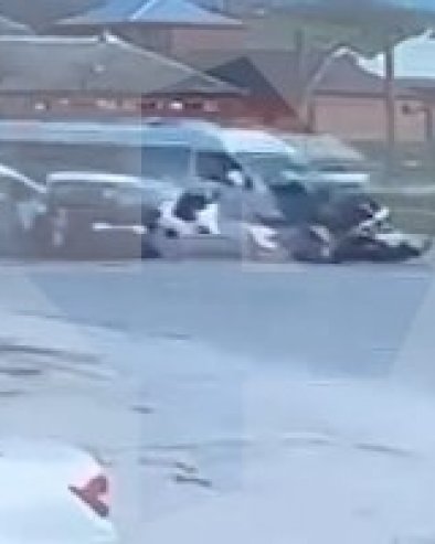 (УЗНЕМИРУЈУЋИ ВИДЕО) Тешка саобраћајна несрећа