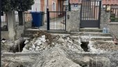 IZ KUĆE U AMBIS: Radnici u Ulici Cvetanova ćuprija oštetili ulaze u dvorišta