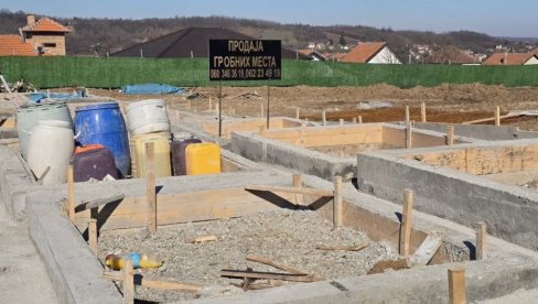 ГРОБЉЕ НИКЛО ПОРЕД ВОДОИЗВОРИШТА: Нелегалне гробнице 1.300 евра, а Врчинци у страху за безбедност бунара и пијаћу воду