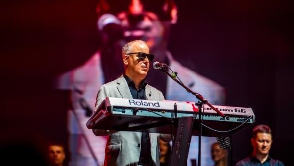 СРЕМЦИ МЕ УЧИНИЛИ ДА СЕ ОСЕЋАМ КАО КОД КУЋЕ: Саша Матић приредио концерт у Митровици о коме се прича (ФОТО)