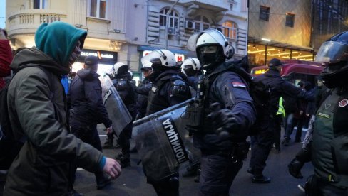 У ТОКУ ТЕРОРИСТИЧКИ НАПАД ЂОКИЋЕВИХ БЛОКАДЕРА: Нападају полицајце и позивају на њихово убиство! (ВИДЕО)