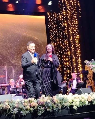 ПУТОВАЊЕ КРОЗ ЧЕТИРИ И ПО ДЕЦЕНИЈЕ РАДА: Народни ансамбл РТС прославио 45 година постојања (ФОТО)