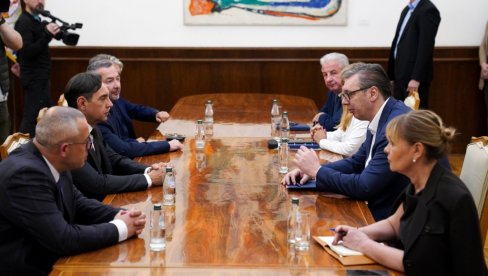 ПОЧЕЛЕ КОНСУЛТАЦИЈЕ: Председник Вучић са представницима Покрета социјалиста