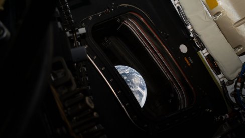 НАСА ОБЈАВИЛА СПЕКТАКУЛАРНУ ФОТОГРАФИЈУ ИЗ СВЕМИРА: Ево како изгледа Земља из Артемиса 2 који се запутио на Месец (ФОТО)