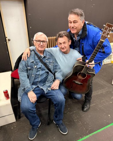 УЗБУЂЕЊЕ И ПРИЈАТЕЉСТВО ИЗА КУЛИСА: Хадил Муслимовић и Ферид Авдић са гитаристом Бором Вишњићем евоцирају музичке успомене (ФОТО)