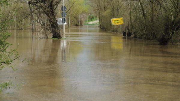 ПОПЛАВЉЕНО ПРИОБАЉЕ: Излила се Западна Морава код Краљева