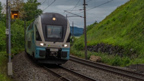 VOZ ISKOČIO IZ ŠINA U AUSTRIJI: Hiljade putnika zaglavljeno!
