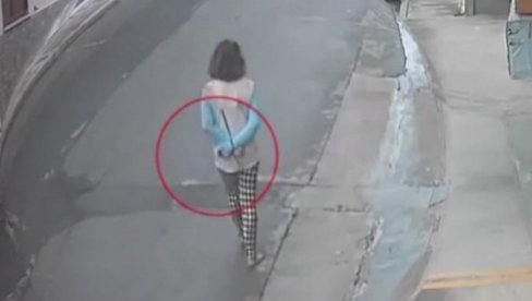 ИДЕ УЛИЦОМ БОСА, ВЕЗАНИХ РУКУ: Снимак је шокирао Грчку, а прави УЖАС је уследио тек потом (ВИДЕО)