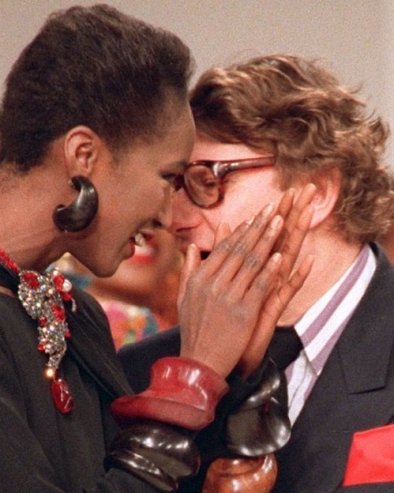 ИМАЛА ЈЕ 9 ГОДИНА КАДА СУ ЈЕ ОСАКАТИЛИ, А СА 17 СЕ ПОРОДИЛА: Животна прича манекенке коју су нашли у реци