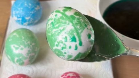 ОФАРБАЈТЕ ЈАЈА ЗА САМО 5 МИНУТА: Трик који је залудео све домаћице, бићете одушевљени резултатом (ВИДЕО)