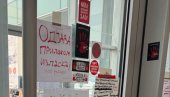 НАЛЕПНИЦЕ И ЦРНА ЛИСТА СТУДЕНАТА: Облепљена улазна врата ректората у Новом Саду (ФОТО)