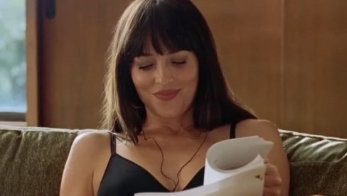 УХВАЋЕНИ У СТРАСТВЕНОМ ЗАГРЉАЈУ: Дакота Џонсон не скида руке са осам година млађег фрајера! (ВИДЕО)