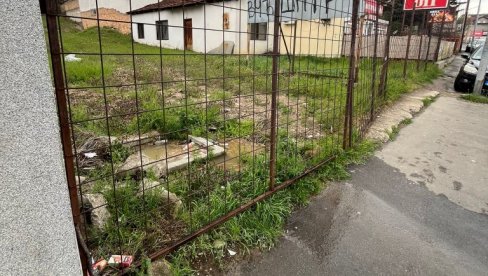 ОТПАДНЕ ВОДЕ ПОРЕД ВРТИЋА: Канализација годинама повремено тече улицом Јованке Радаковић на Миријеву, али решење се не назире
