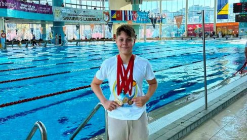 МИЛУТИН ИСПЛИВАО ЧЕТИРИ МЕДАЉЕ: Успех ПК Посејдон на митингу у Сарајеву (ФОТО)