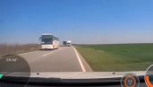 NOVI SNIMAK BAHATE VOŽNJE RAZLJUTIO JAVNOST: Direktan sudar izbegnut u sekundi (VIDEO)