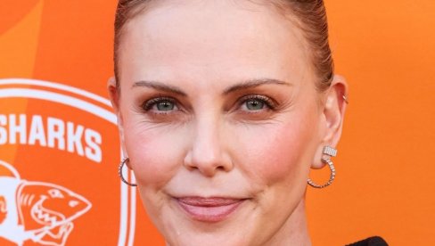 ФАТАЛНА ГЛУМИЦА СЕ ПОЈАВИЛА У БИКИНИЈУ И ЗАПАЛИЛА ИНТЕРНЕТ: Има 50 година и изгледа као богиња! (ФОТО)