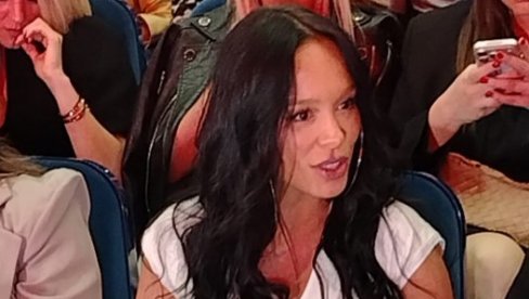 BLISTA U ŠESTOM MESECU TRUDNOĆE: Edita Aradinović pokazala trudnički stomak na koncertu Magla benda (FOTO)