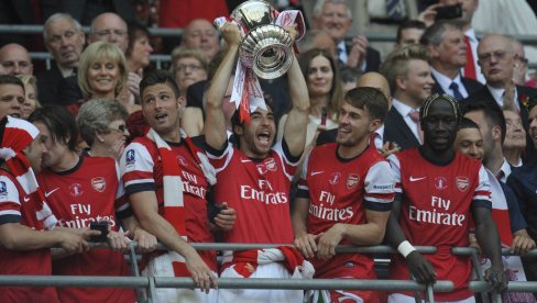 ЗАВРШИО БЛИСТАВУ КАРИЈЕРЕ! Легенда окачила копачке о клин!